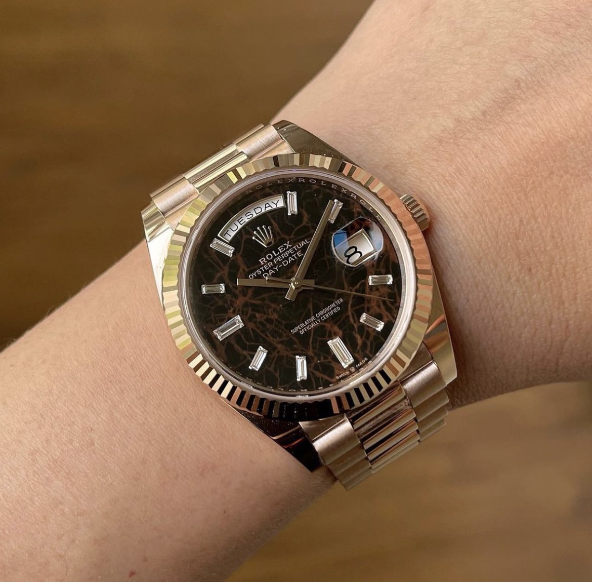 secondemorte's tweet photo. Rolex Day Date cadran "Eisenkiesel". 

Le nom allemand, traduit en "Quartz de fer", désigne une variété de quartz colorée en rouge par du peroxyde de fer. On observe alors de magnifiques reflets par vagues rouges et marrons https://t.co/duWfO6DhYE