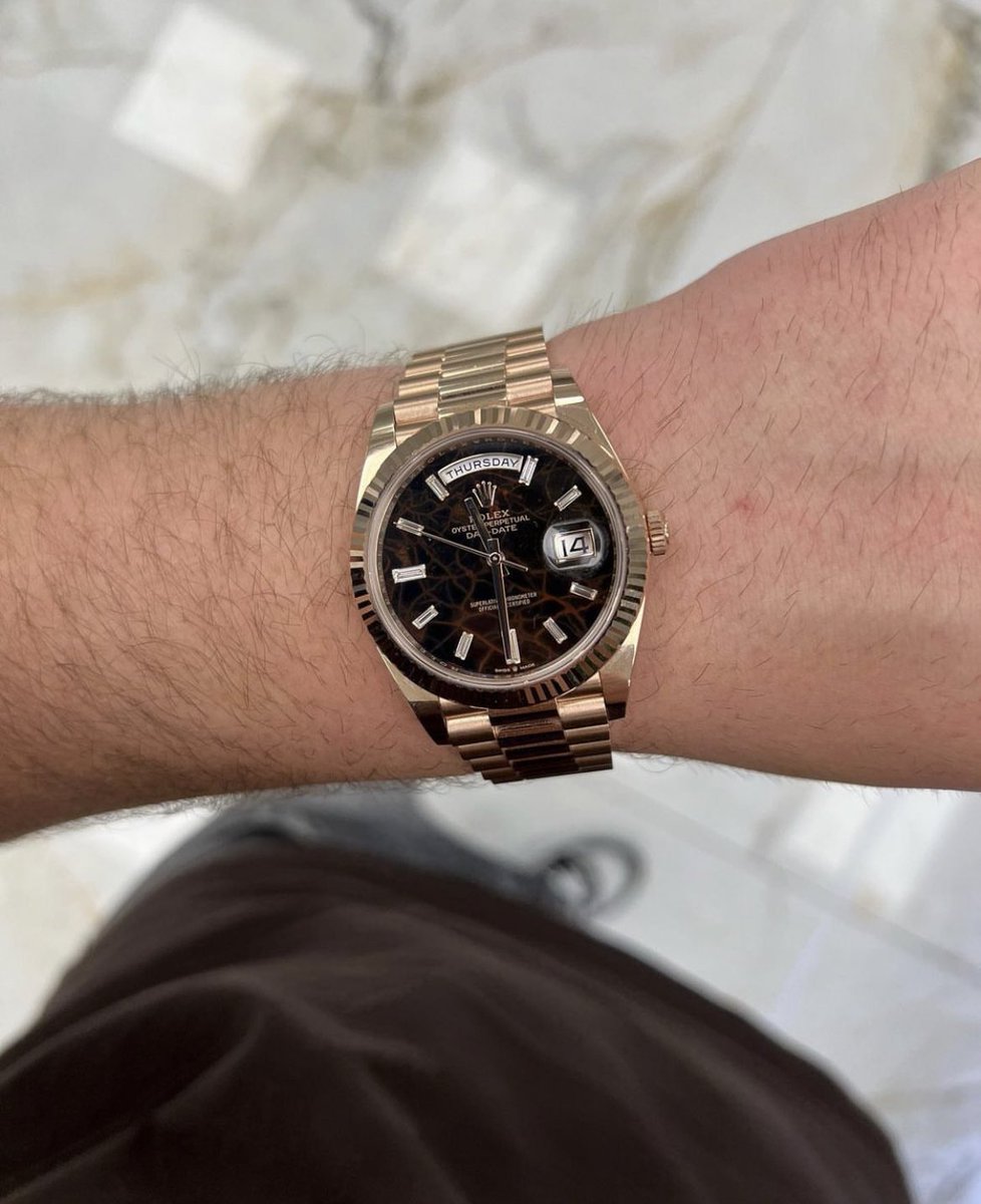 secondemorte's tweet photo. Rolex Day Date cadran "Eisenkiesel". 

Le nom allemand, traduit en "Quartz de fer", désigne une variété de quartz colorée en rouge par du peroxyde de fer. On observe alors de magnifiques reflets par vagues rouges et marrons https://t.co/duWfO6DhYE