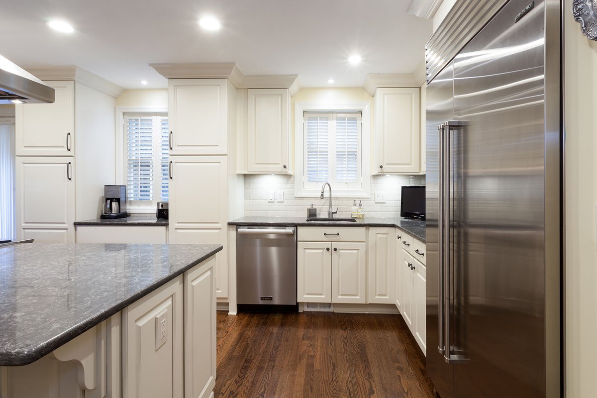 SolidRemodeling's tweet photo. Kitchen Remodeling in Alexandria, VA

#antiquewhitecabinet #beveledsubway #brushnickelfixture #ceaserstone #chimneyhood #farmhousekitchen #graycountertop #hardwoodflooring #kitchendesign #kitchenremodeling #quartzcountertop #stainlesssteel #transitionaldesign #transitionalkitchen https://t.co/Jb7a7pNh4D