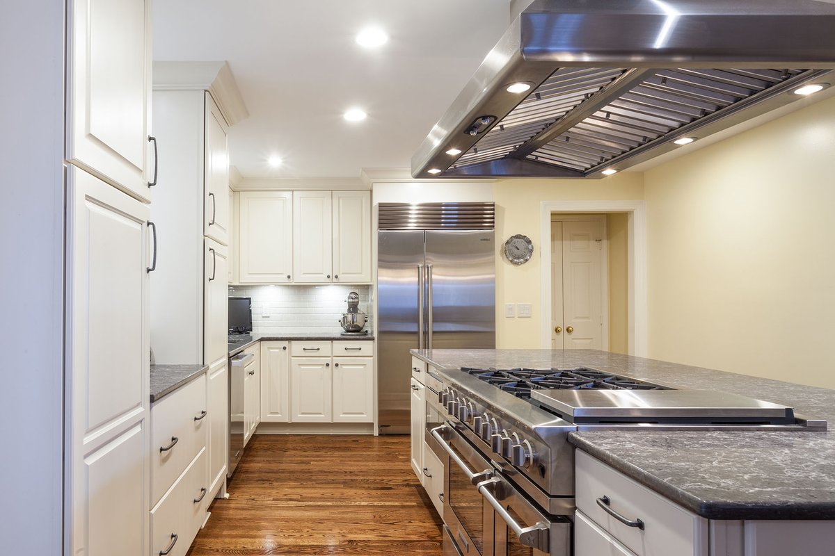SolidRemodeling's tweet photo. Kitchen Remodeling in Alexandria, VA

#antiquewhitecabinet #beveledsubway #brushnickelfixture #ceaserstone #chimneyhood #farmhousekitchen #graycountertop #hardwoodflooring #kitchendesign #kitchenremodeling #quartzcountertop #stainlesssteel #transitionaldesign #transitionalkitchen https://t.co/Jb7a7pNh4D