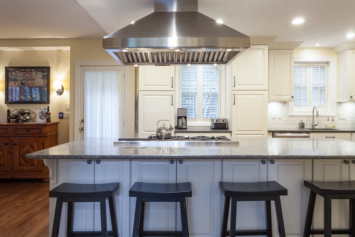 SolidRemodeling's tweet photo. Kitchen Remodeling in Alexandria, VA

#antiquewhitecabinet #beveledsubway #brushnickelfixture #ceaserstone #chimneyhood #farmhousekitchen #graycountertop #hardwoodflooring #kitchendesign #kitchenremodeling #quartzcountertop #stainlesssteel #transitionaldesign #transitionalkitchen https://t.co/Jb7a7pNh4D