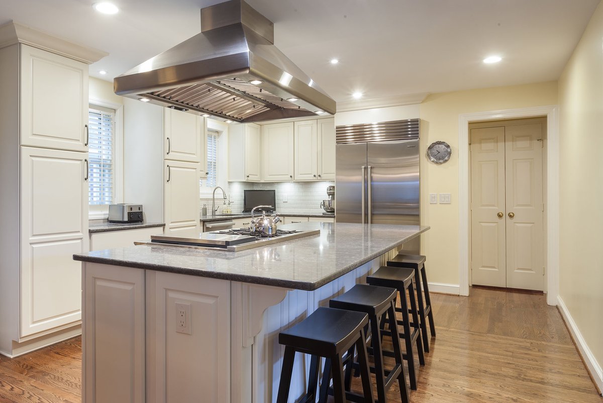 SolidRemodeling's tweet photo. Kitchen Remodeling in Alexandria, VA

#antiquewhitecabinet #beveledsubway #brushnickelfixture #ceaserstone #chimneyhood #farmhousekitchen #graycountertop #hardwoodflooring #kitchendesign #kitchenremodeling #quartzcountertop #stainlesssteel #transitionaldesign #transitionalkitchen https://t.co/Jb7a7pNh4D