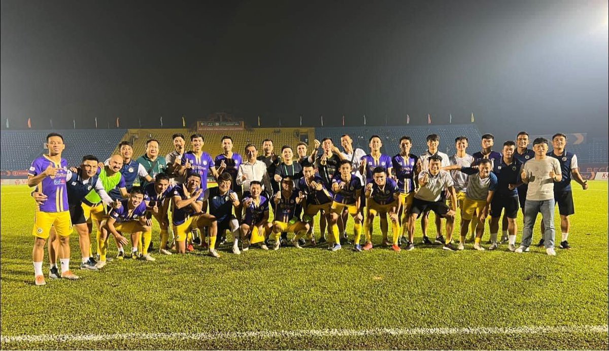 BuiTanTruong24's tweet photo. Tạm thời vô địch lượt đi 
#HNFC 💪💪💪💪 https://t.co/6hcAVvMvCg