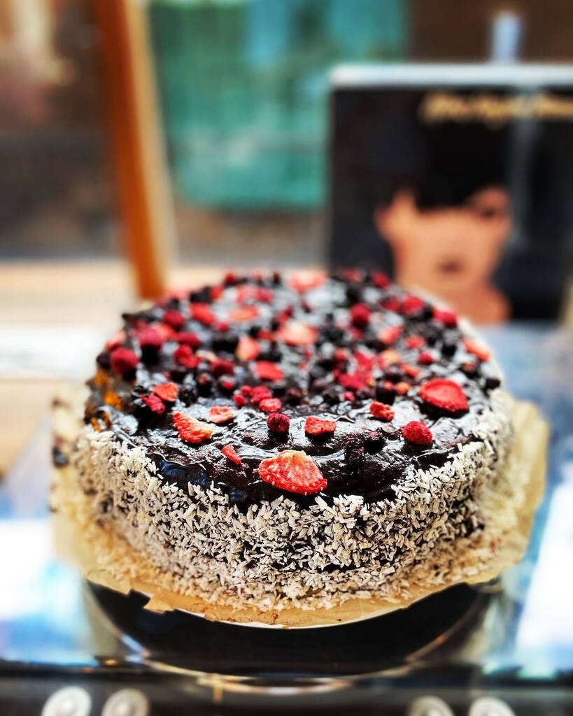 12inchCofFee's tweet photo. Schon probiert?😋
#chocolatecake #homemade 
#vegan #ximena https://t.co/aHz0Br5X80 https://t.co/6zTKZslm3J