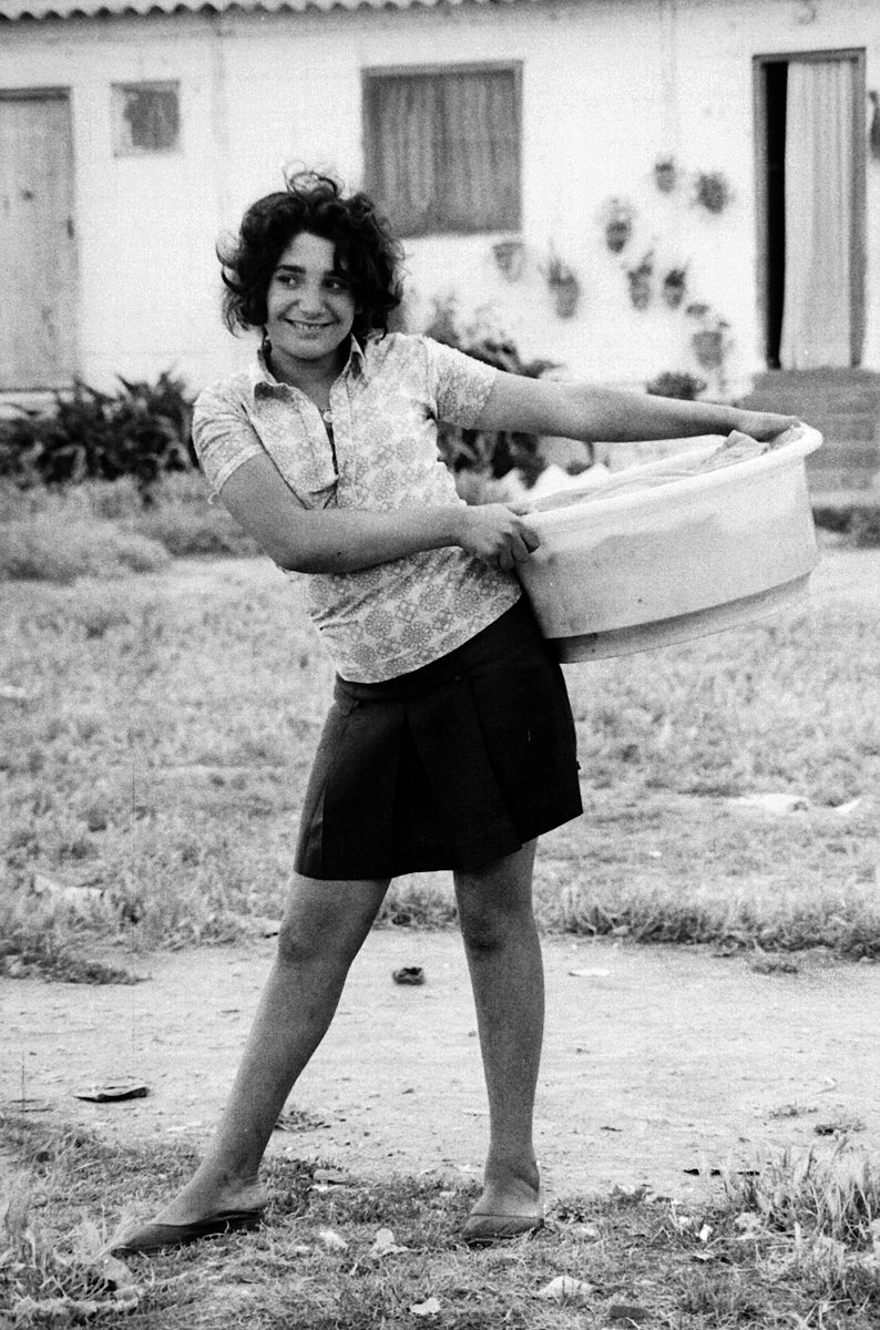 Han passat els dies i seguim sense saber qui era la noia del cartell de l'exposició temporal "Viure als marges" del Museu de Gavà 😫
Twitter fes la teva màgia!🧙‍♀️ #Gavà #fotosantigues <a href="/CHistoriaGava/">Arxiu Municipal de Gavà</a>