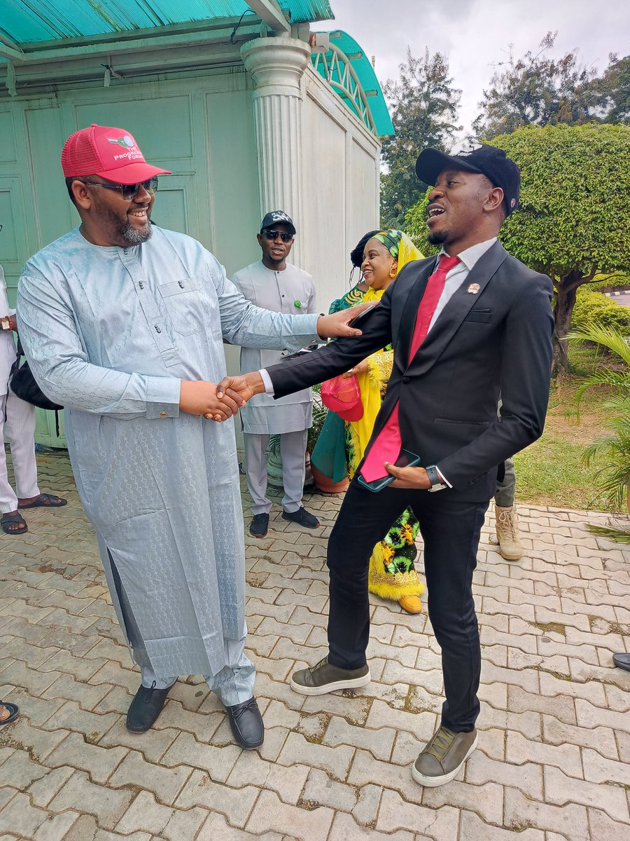 cbngov_akin1's tweet photo. When the Leader @IsmaeelAhmedB spotted me.... CBN Gov Akin...Thus your #ShettimaChallenge eeehhh π
#ShettimaChallenge with my Leader, Barr @IsmaeelAhmedB today at #TPF #TheProgressivesForum https://t.co/nztCg4p42i