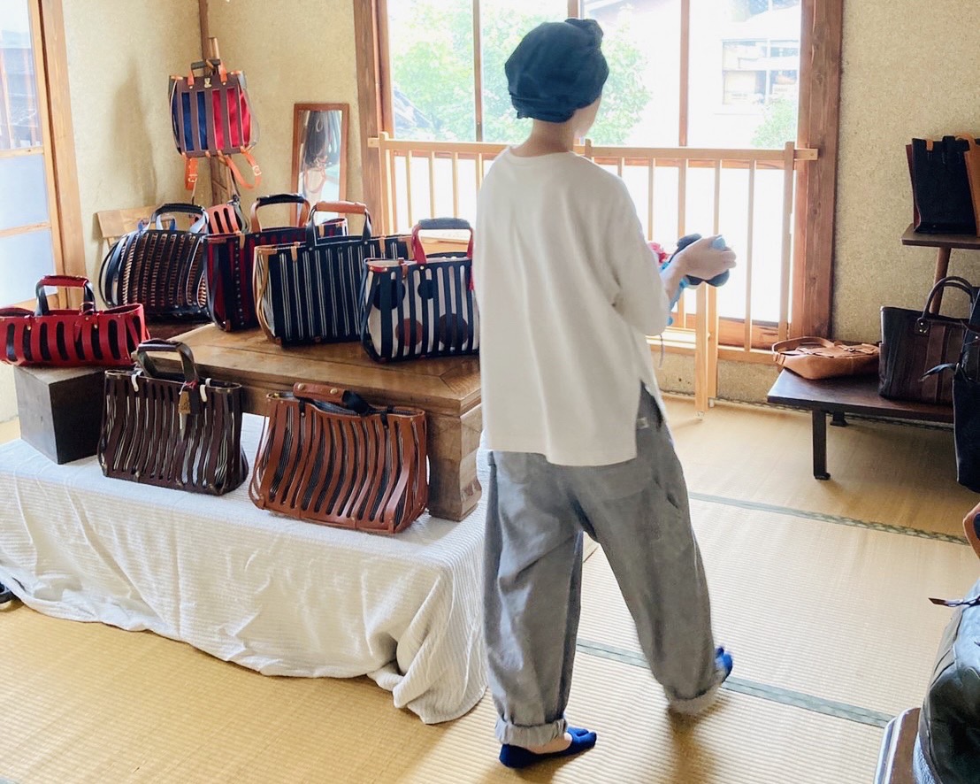 販売会の準備準備🌷
この度ちょい型崩れなどのOUTLETも販売することになりました。掘り出し物があるかもです！