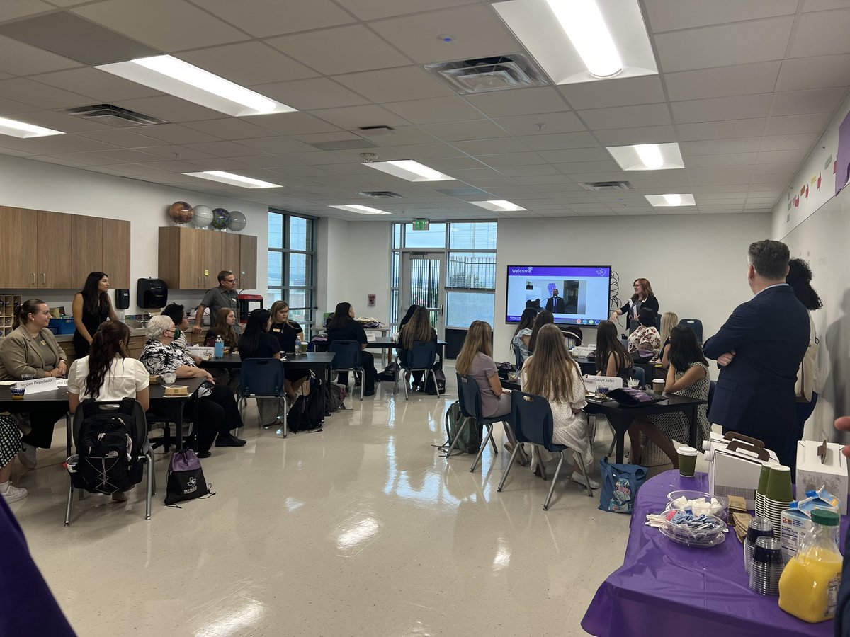 mindinha's tweet photo. Residency celebration at SMCISD and @DeZavalaSMCISD https://t.co/7ruMsA7YPO