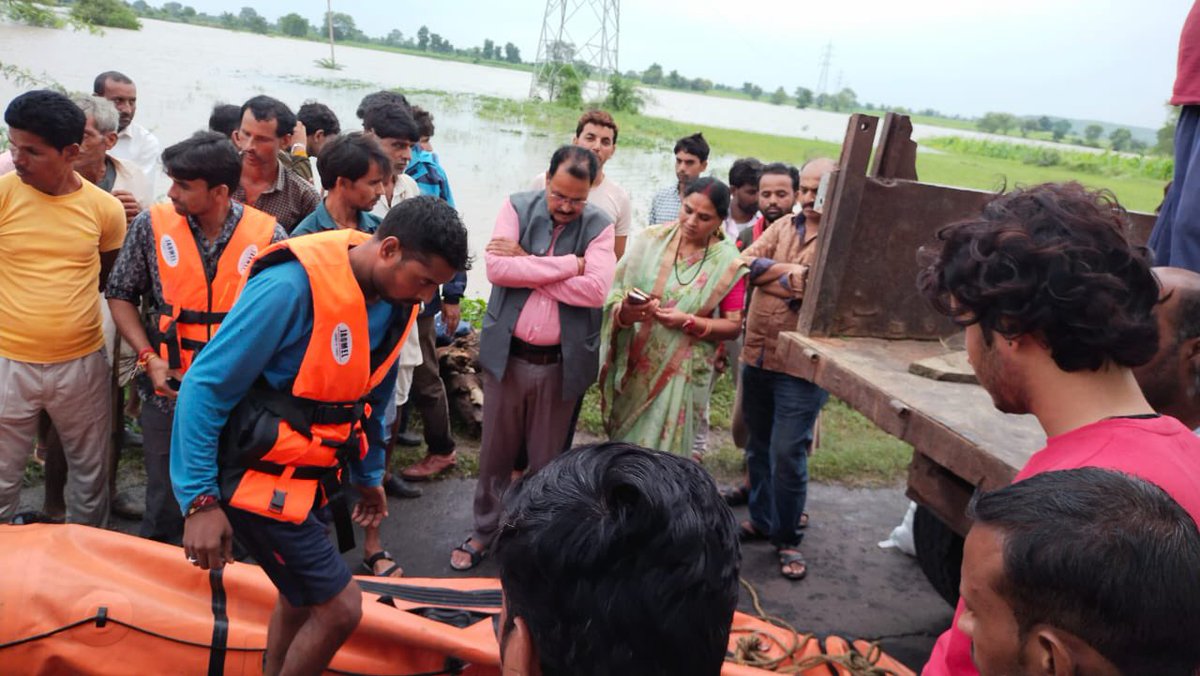 MamtaRSMeena's tweet photo. आज ग्राम साँका में भारी बारिश से फँसे हुए ग्रामवासियों के रेस्क्यू के लिए जनप्रतिनिधियों के साथ ट्रैक्टर से पहुँच कर सहायता पहुँचाई एवं बचाव दल को रवाना किया। https://t.co/4vBurMfTHs