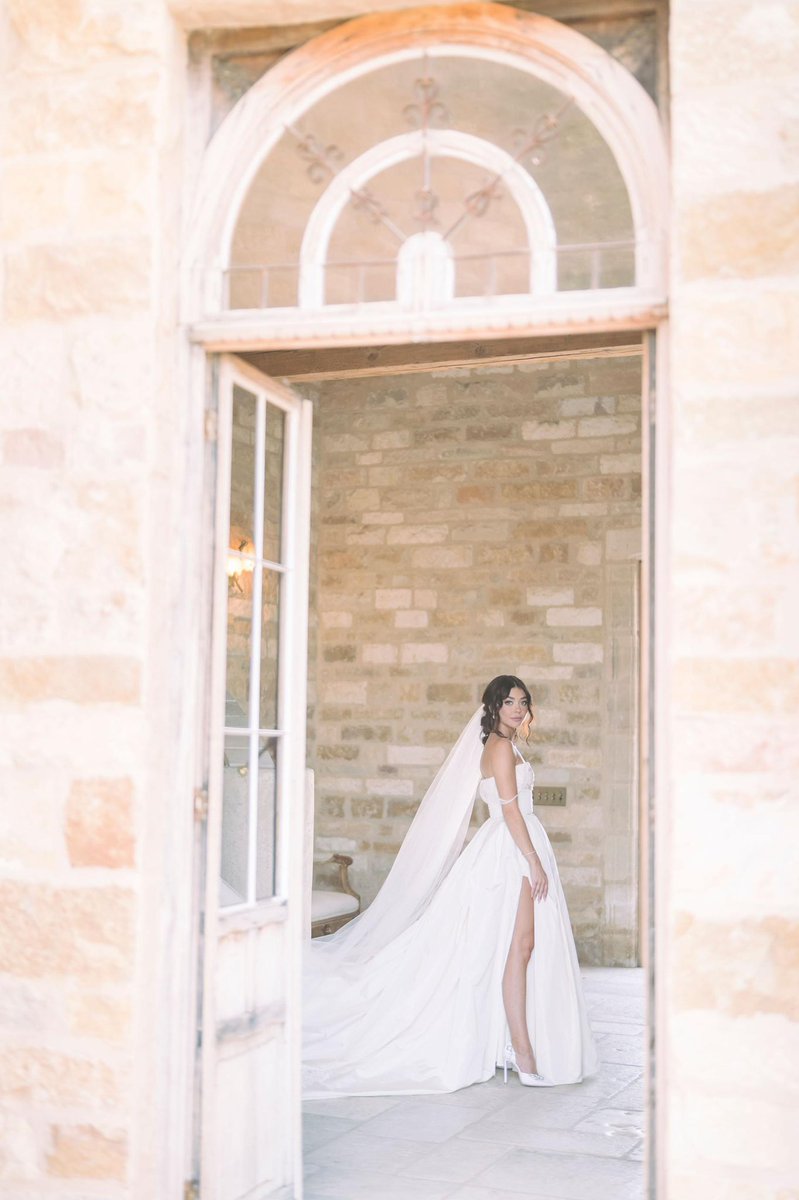 VeraWang's tweet photo. Actress #SarahHyland wore #VeraWangHAUTE for her wedding to @WellsAdams. 

Sarah chose an ivory silk faille sweetheart ballgown, accented by a high slit and a gathered cathedral length Italian tulle veil with hand appliqué macramé lace. Styled by @mrbradgoreski 

@Sarah_Hyland https://t.co/z8lExG6pzB