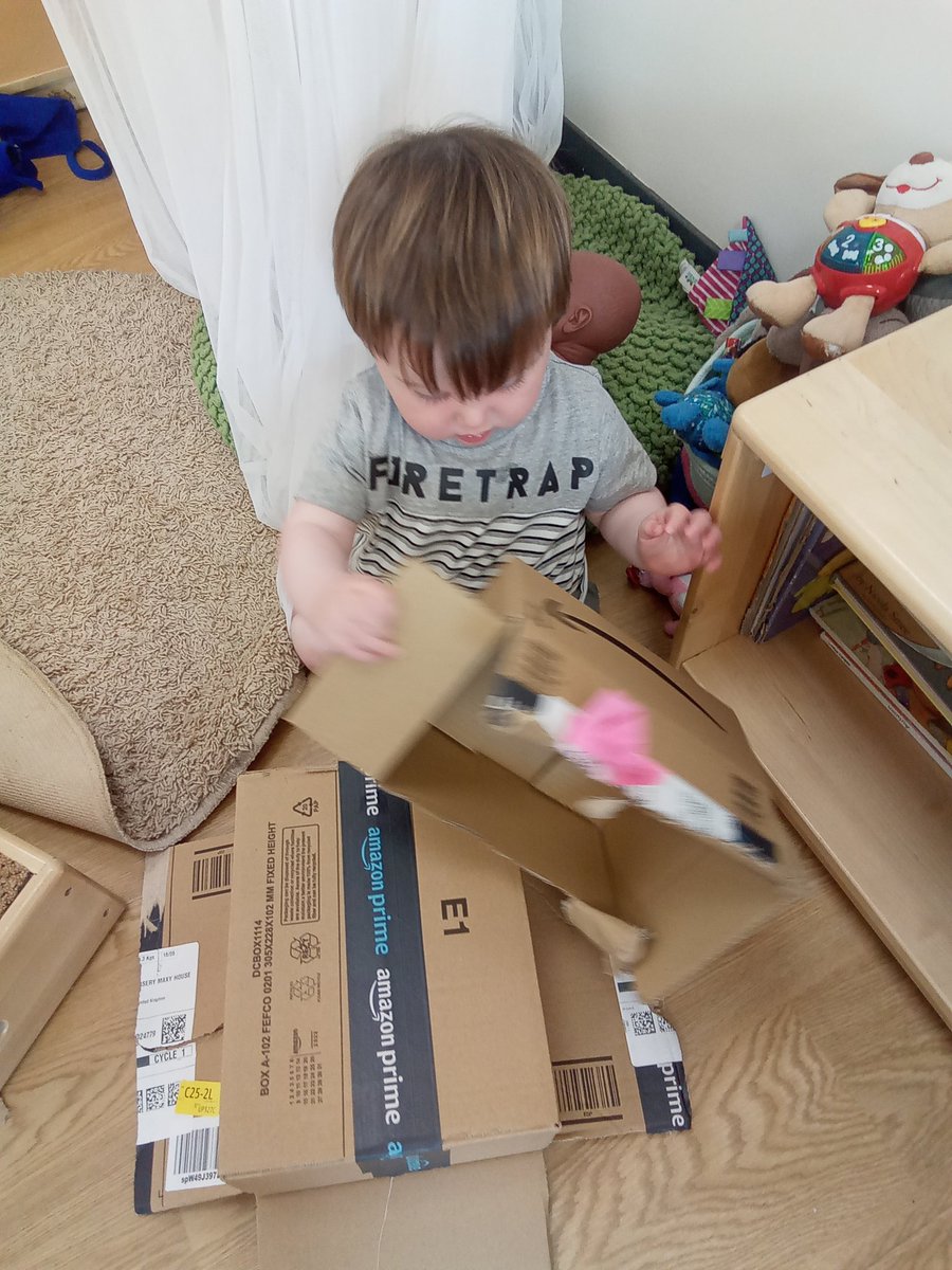AshbridgeMaxy's tweet photo. Building towers with cardboard boxes and exploring scrunchy paper in Snowdrops #Construction #Exploringtextures https://t.co/tGpjAgbdmR