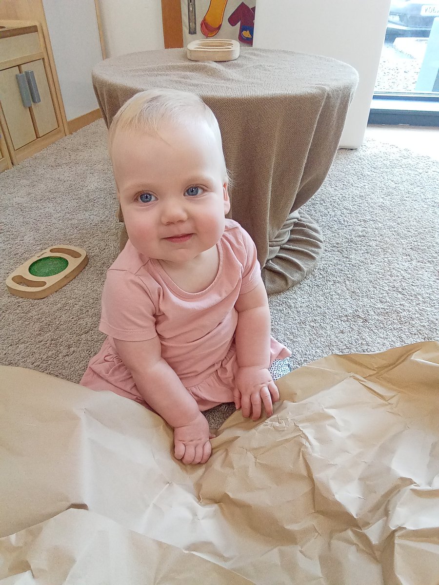 AshbridgeMaxy's tweet photo. Building towers with cardboard boxes and exploring scrunchy paper in Snowdrops #Construction #Exploringtextures https://t.co/tGpjAgbdmR