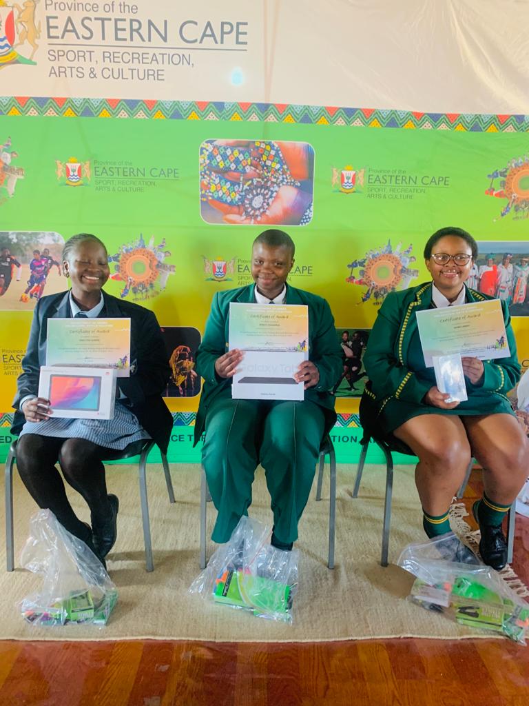 SchoolXolilizwe's tweet photo. Athule Tshanyela in the middle is a Champion in the Provincial Hero's and heroines essay competition💃💃💓😍 https://t.co/UX1FZ9YjXj
