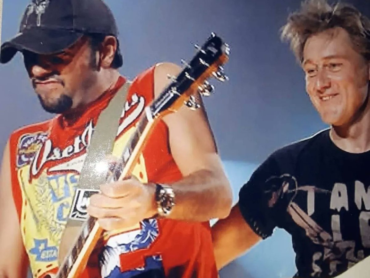 jonepal19's tweet photo. Esta misma madrugada, fallecía el gran Erik de Wit. Un guitarrista excepcional de las primeras giras de #ManoloGarcía; desde 1998 a 2005.
Un gran músico. Ha participado en la mítica canción #ASanFernando, entre otras...
Hasta siempre Erik! 🎸🤟
@manologarciacia https://t.co/8kKjlHlcuQ