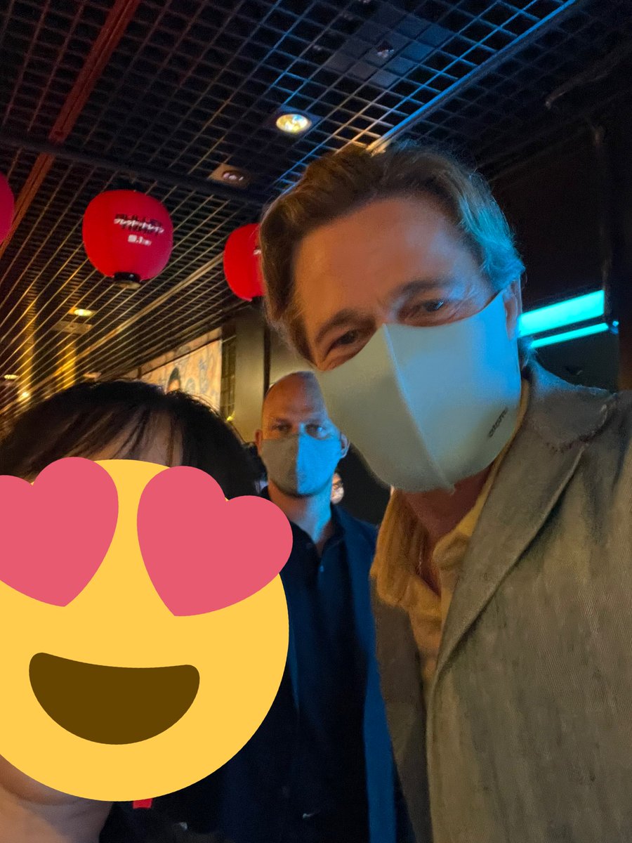 Spicacat's tweet photo. 私のいたレカペエリア前で時間切れのためブラピはプレミアム試写会の舞台挨拶へ🥺
舞台挨拶後、ブラピは約束通り戻ってきてファンサを続けてくれました😭
本当にブラットさまは優しい✨
サインをいただき、自撮りツーショットを撮りました💕
ミラクル過ぎて何が起こったか今でも興奮してます🥹 https://t.co/Gwrpz4xBEk