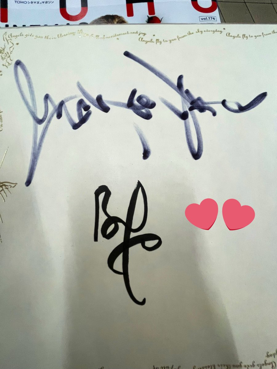 Spicacat's tweet photo. 私のいたレカペエリア前で時間切れのためブラピはプレミアム試写会の舞台挨拶へ🥺
舞台挨拶後、ブラピは約束通り戻ってきてファンサを続けてくれました😭
本当にブラットさまは優しい✨
サインをいただき、自撮りツーショットを撮りました💕
ミラクル過ぎて何が起こったか今でも興奮してます🥹 https://t.co/Gwrpz4xBEk