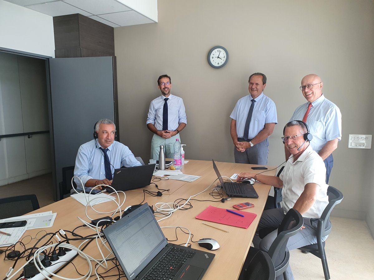 AcAixMarseille's tweet photo. Le recteur @BernardBeignier rencontre les membres de la cellule de rentrée :
🔸Aide aux chefs d’établissements dans la préparation de la #rentrée2022,
🔸Liaison avec les services académiques de gestion des RH,
afin d’assurer les meilleures conditions pour tous les élèves. https://t.co/q1cQ185LMA