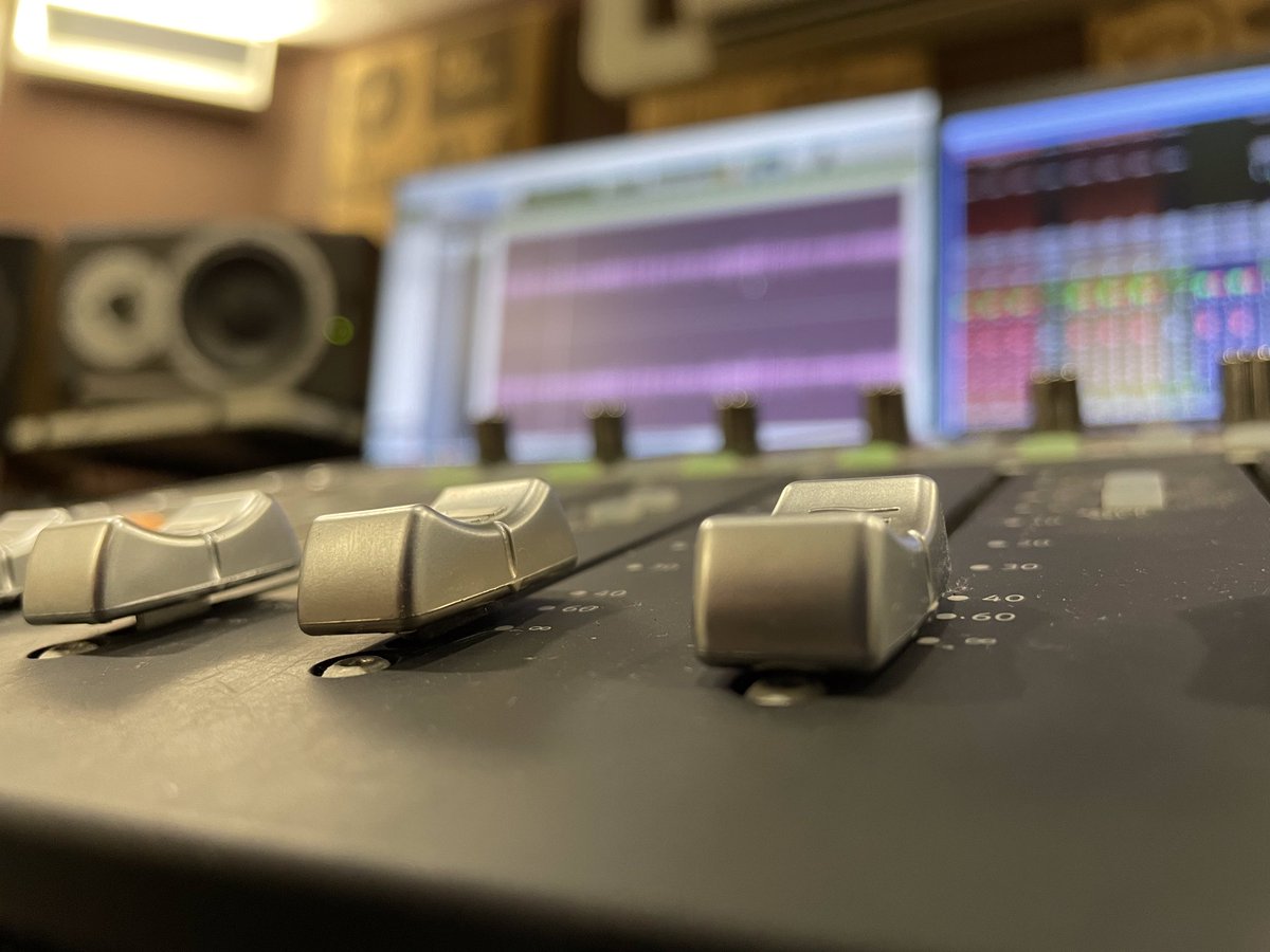 CelineMoyer's tweet photo. Quelques prises de vue aujourd’hui dans un studio d’enregistrement pour un projet de sampling à #Tours 🎸 https://t.co/TeWYO0GyrL