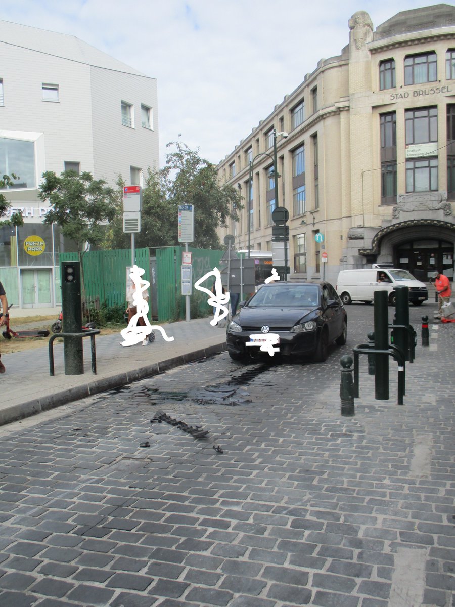 miedemin's tweet photo. 🤭 #GoodMoveBXL #GoodMove in @StadBrussel Dag 8. Hier past echt wel een "hoe is in godsnaam mogelijk". Of scheelt er écht iets aan het paaltje ? Ik dacht van niet. Met de chauffeur was alles ok. https://t.co/bEeFxHgW72