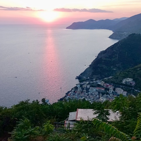 "Every one of a hundred thousand cities around the world had its own special sunset, and it was worth going there, just once, if only to see the sun go down."
- Murakami-
📍Santuario di Montenero/Montenero Sanctuary - Riomaggiore
#VisitCinqueTerre