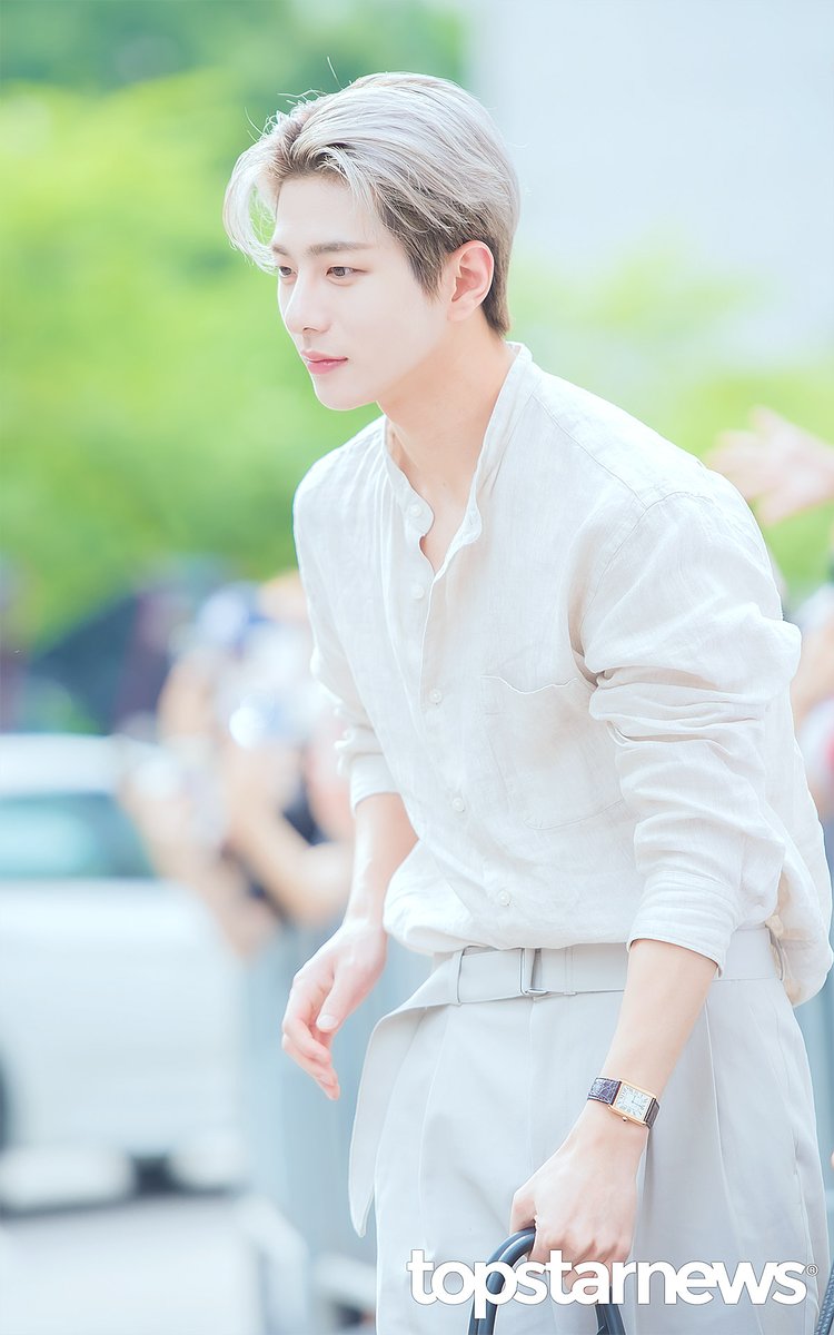 기사사진마저 완벽한 최보민 생일축하해
#여름에_태어난_봄_보민아생일축하해
우리막내 얼굴은 말하기도 입아프지