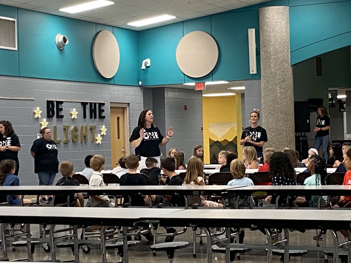 Lunchroom expectations being taught to all tigers at ⁦<a href="/WOHETIGERS/">Willard Orchard Hill</a>⁩ great job Principal Brown #1Team1Willard