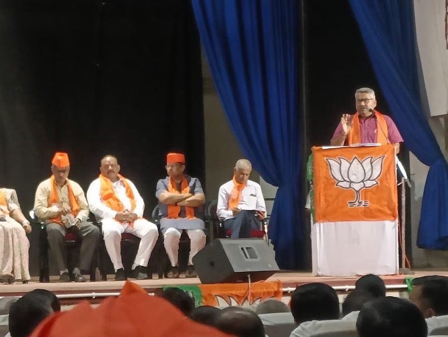 ValamjiRHumbal's tweet photo. આવતી તારીખ 28.08 રવિવારના રોજ કચ્છ યુનિવર્સિટી મેદાન મધ્યે આપણા વડાપ્રધાન મા. શ્રી નરેન્દ્ર મોદી @narendramodi @PMOIndia સાહેબ પધારી રહ્યા છે, તે અંતર્ગત કચ્છ જિલ્લા ભાજપના પ્રમુખ કાર્યકર્તાઓની બેઠક યોજાઇ..
#modiinkutch #modiinbhuj https://t.co/170hiwWzpa
