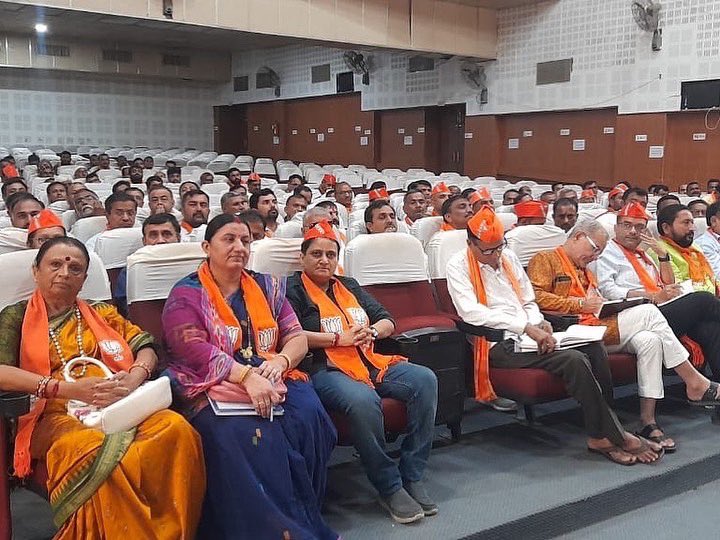 ValamjiRHumbal's tweet photo. આવતી તારીખ 28.08 રવિવારના રોજ કચ્છ યુનિવર્સિટી મેદાન મધ્યે આપણા વડાપ્રધાન મા. શ્રી નરેન્દ્ર મોદી @narendramodi @PMOIndia સાહેબ પધારી રહ્યા છે, તે અંતર્ગત કચ્છ જિલ્લા ભાજપના પ્રમુખ કાર્યકર્તાઓની બેઠક યોજાઇ..
#modiinkutch #modiinbhuj https://t.co/170hiwWzpa