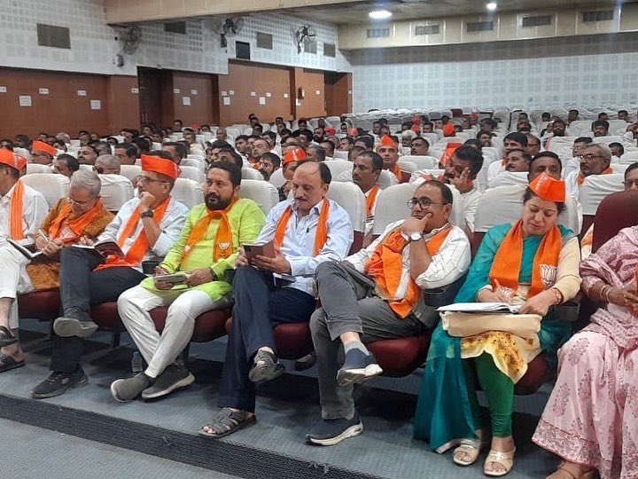 ValamjiRHumbal's tweet photo. આવતી તારીખ 28.08 રવિવારના રોજ કચ્છ યુનિવર્સિટી મેદાન મધ્યે આપણા વડાપ્રધાન મા. શ્રી નરેન્દ્ર મોદી @narendramodi @PMOIndia સાહેબ પધારી રહ્યા છે, તે અંતર્ગત કચ્છ જિલ્લા ભાજપના પ્રમુખ કાર્યકર્તાઓની બેઠક યોજાઇ..
#modiinkutch #modiinbhuj https://t.co/170hiwWzpa