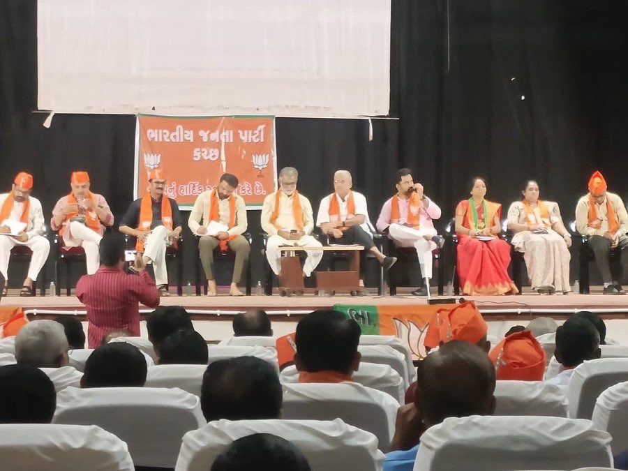 ValamjiRHumbal's tweet photo. આવતી તારીખ 28.08 રવિવારના રોજ કચ્છ યુનિવર્સિટી મેદાન મધ્યે આપણા વડાપ્રધાન મા. શ્રી નરેન્દ્ર મોદી @narendramodi @PMOIndia સાહેબ પધારી રહ્યા છે, તે અંતર્ગત કચ્છ જિલ્લા ભાજપના પ્રમુખ કાર્યકર્તાઓની બેઠક યોજાઇ..
#modiinkutch #modiinbhuj https://t.co/170hiwWzpa