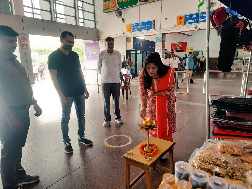 pooja29_irts's tweet photo. "One Station One Product" stall inaugurated at TATA JAMSHEDPUR Station. OSOP as announced in the Union Budget 2022-23 aims to make each railway station a promotional hub and showcase destination for a local product giving a major boost to local industries.
@DRMCKP @RailMinIndia https://t.co/nQYwffb9YT