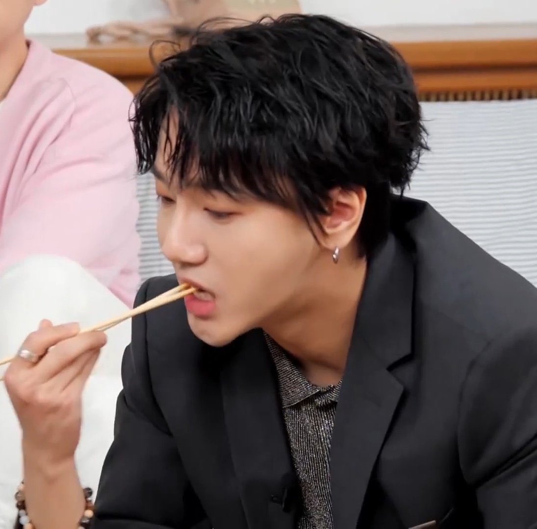 fangirlmisstee_'s tweet photo. 우리 예성 오빠~ 생일 축하해요^^ @shfly3424 

이 특별한 날에 맛있는 음식을 많이 드세요^^ 사랑해요♡

Happy YESUNG Day
#구름왕자_예성_탄신일 https://t.co/qBFTjJqs85