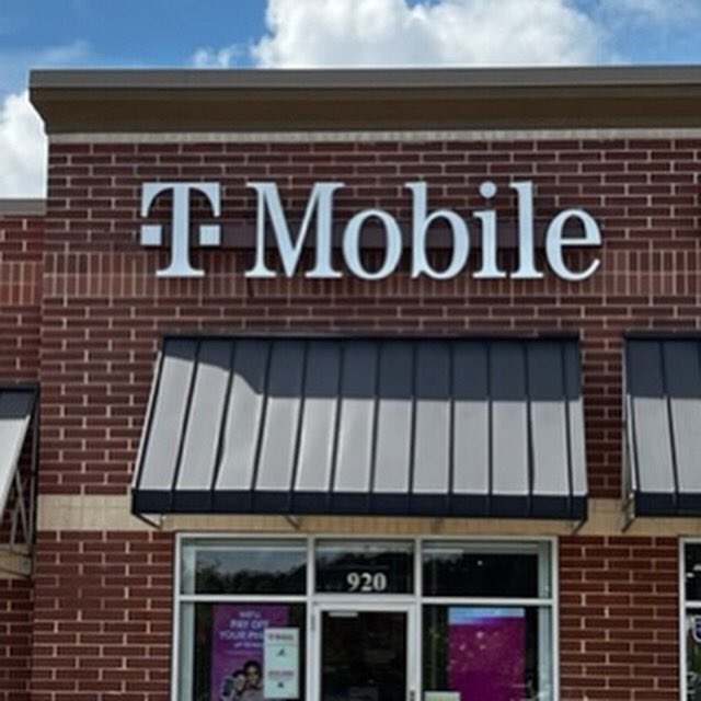Altair_Sign's tweet photo. did someone say @tmobile tuesday?? check out our new sign over in Woodstock square 📲 #signinstallation #shoplocal #signage #smallbusiness https://t.co/Q9M4PJyq6e
