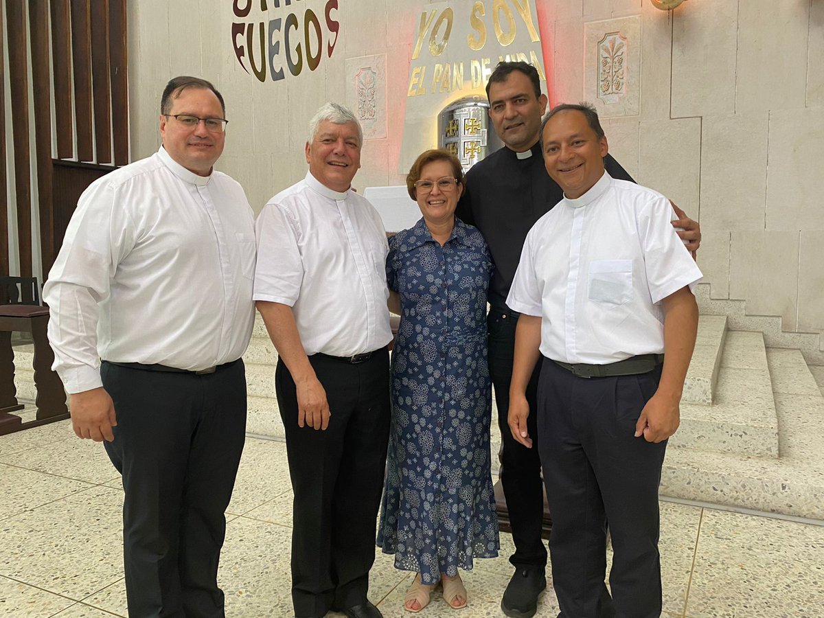 EducacionBGA's tweet photo. Acompañamos la eucaristía de posesión del Padre Hugo Nelson Gómez, el nuevo rector del colegio San Pedro Claver de #Bucaramanga📚. ¡Bienvenido!

Al padre Rodolfo Abello, saliente en su cargo, nuestros mejores deseos en sus nuevos retos🙌. https://t.co/dBPJnyFUHO