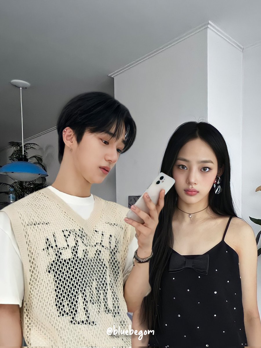 bluebegom's tweet photo. when gf gets annoyed by bf
#juandji #atjeans #atbonewjeans 

mj: “yang, ayo foto berdua”
js: “yaudah ayo”

Pas mau foto si js malah lihatin hp, otomatis mj kesal dong.

Hasilnya ya gini: https://t.co/ogncZvXoII