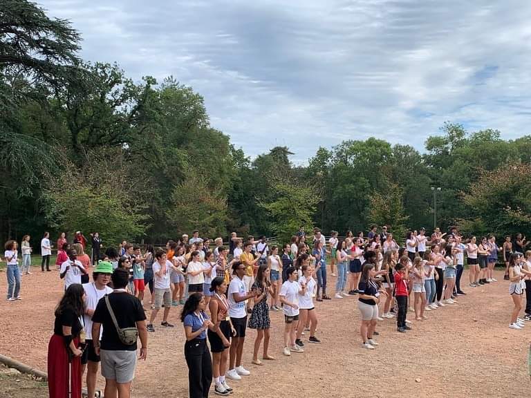 familledonbosco's tweet photo. CAMPOBOSCO JOUR 1&amp;2 : après l’arrivée des jeunes, le #campobosco2022 a démarré avec la veillée de lancement, animée par nos Boscanimators ! 🎉
Les ateliers ont été lancés et tous les participants se sont retrouvés pour le mythique grand jeu de nuit ! 
#DonBosco #MarieDo https://t.co/Wczd7kdIqT