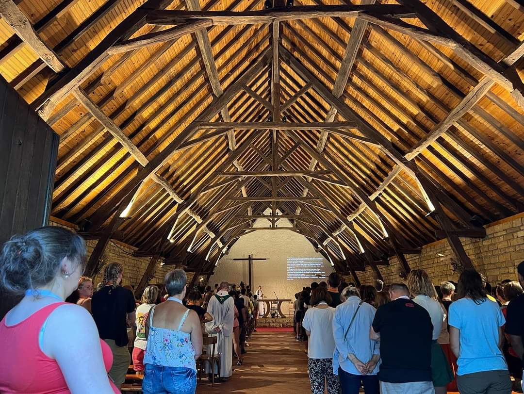 familledonbosco's tweet photo. CAMPOBOSCO JOUR 1&amp;2 : après l’arrivée des jeunes, le #campobosco2022 a démarré avec la veillée de lancement, animée par nos Boscanimators ! 🎉
Les ateliers ont été lancés et tous les participants se sont retrouvés pour le mythique grand jeu de nuit ! 
#DonBosco #MarieDo https://t.co/Wczd7kdIqT