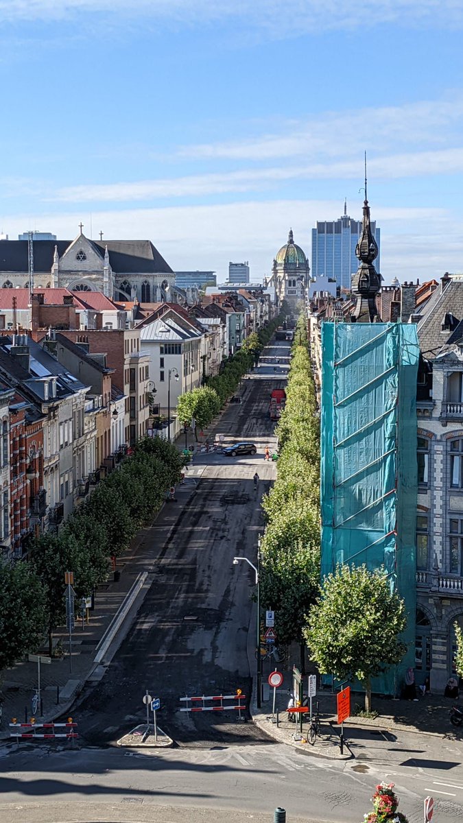 elkevdbrandt's tweet photo. 🚧 C'est parti ! 🥳
Voorbereidende werken in de Koninklijke Sint-Mariastraat.
Après réasphaltage 🔜 un sens unique pour les 🚗 avec des pistes 🚲 dans les 2 sens.
☺️ @CecileJodogne @VanhalewynV #AdelheidByttebier 💚
#GoodMove #Brusselschanges
ℹ️👀👉https://t.co/e3JbFBse9M https://t.co/KpVDwx8zGK