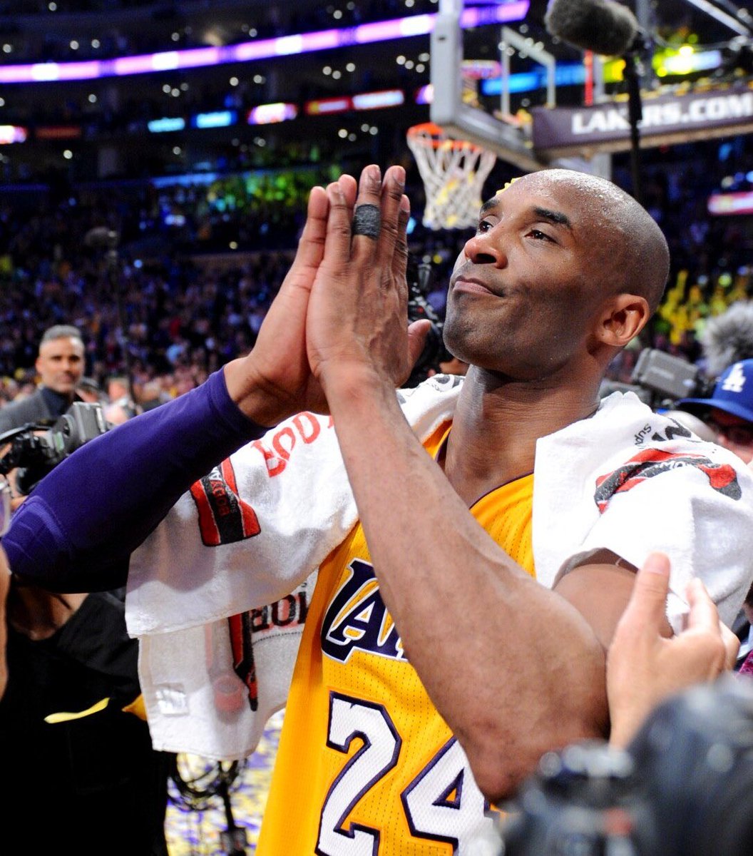 PasionBasketNBA's tweet photo. El día en el que Kobe Bryant cumpliría 44 años, voy a homenajearlo de esta peculiar manera:

🐍 24 FOTONES de KOBE BRYANT 🐍

Podéis usarlos como fondos de pantalla

[HILO] 🧵 👇 https://t.co/lbitbnin9f