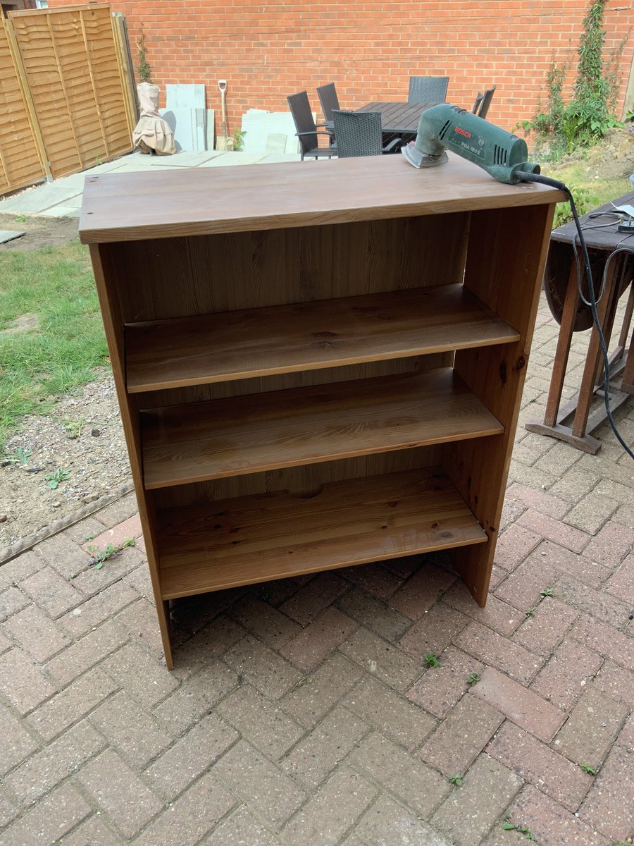 amyfel92's tweet photo. Upcycled an old bookshelf for my classroom and it’s safe to say, that although I got majorly carried away, it’s allowed alllll of the creativity! #paint #upcycle #reading #books https://t.co/ZXPcmVNLwD