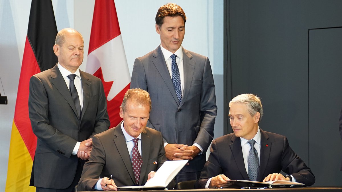 VWGroup's tweet photo. #VWGroup plans to invest in Canadian mines for battery raw materials. Together with Canadian government &amp; our battery company #PowerCo we're working on ramping up 🔋 activities, including sustainable supply chains. 

📝 Today we signed the "Memorandum of Understanding" (MoU). https://t.co/FE2YWiUvA9