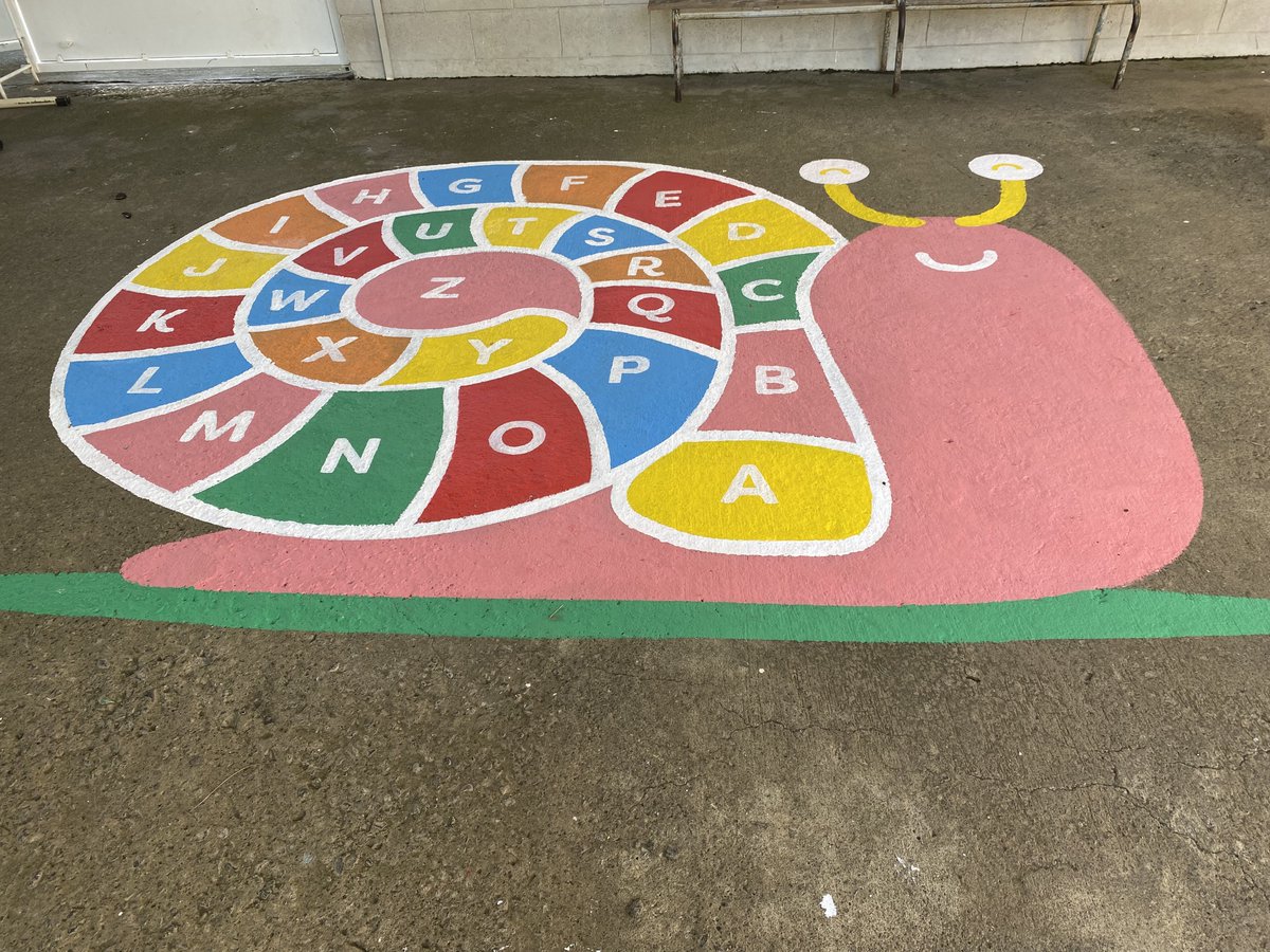 L'école s'est embellie depuis la rentrée des classes avec les nouveaux marquages au sol : marelle, chenille, escargot de l'alphabet. On a utilisé ces jeux pour travailler le calcul mental et l'eps #30minutesparjour 👟. #bienetrealecole <a href="/evelynereunion/">Evelyne L.</a> <a href="/VilleduPort/">Ville du Port</a> 🙂
