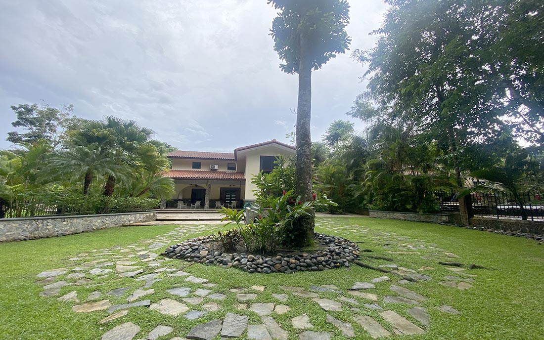 MetroRealtyPTY's tweet photo. Incredible and luxurious house for sale in Panama, wooded area in the center of the city, 4 bedrooms, huge lot, gated community.
Asking Price: $1,450,000
Follow the link to our website for more info:
https://t.co/Lm6MZZi96l https://t.co/5dEpMxpUFb