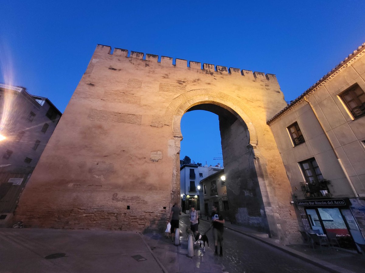 ClaritasGranada's tweet photo. La Puerta de Elvira es una de las puertas islámicas más antiguas de la Península, y que al anochecer, da imágenes como esta 😍 como si nos trasladáramos a las Mil y Una Noches. ¡Déjate enamorar por Granada!

@PlanesGranada @turgranada

#claritasturismo #claritasgranada #granada https://t.co/dOYPqbM9xM