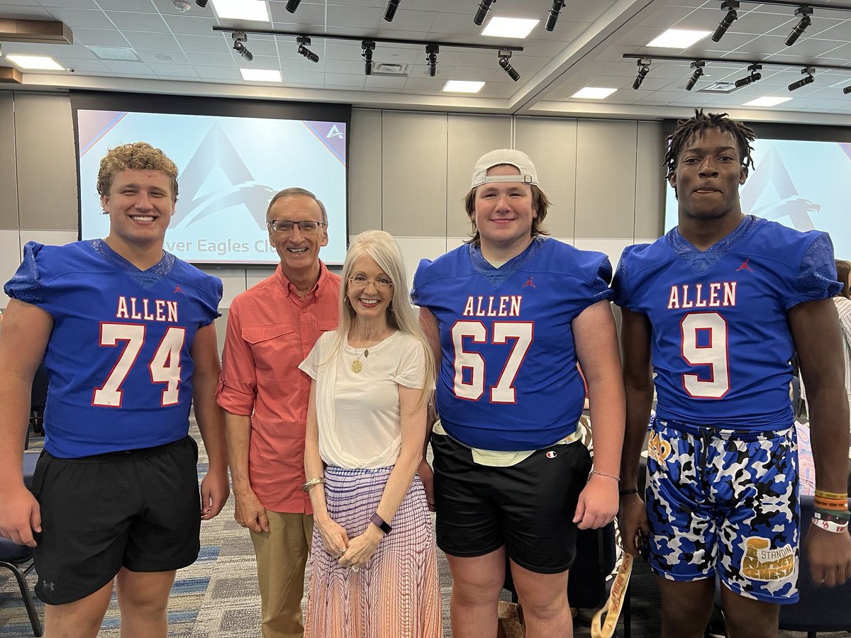 We’re thrilled to host our first Silver Eagles event of the year. Silver Eagles is a club for community members aged 60+ who want to learn more about our school district. Thanks to all the students who showed up to greet our Silver Eagles!