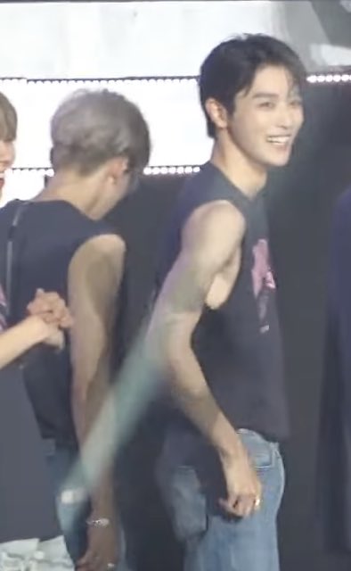 คือ ซองชานรุ้เรื่องยังว่าแจมินอยุ่ข้างหลัง