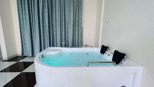 لزوار خريف ظفار هذا العام والأعوام القادمة 

ضعوا ايفان للشقق الفندقية ضمن خيارات الإقامة ، مكان مثالي جدا للعوائل ، الفندق يوفر شقق نظيفة جدا وبخدمة فندقية على مدار الساعة مع وجود كافة الخدمات بجنبي الفندق 

للاستفسار و الحجز  

92209094
<a href="/mfalwaeli/">محمد فاضل الوايلي</a>