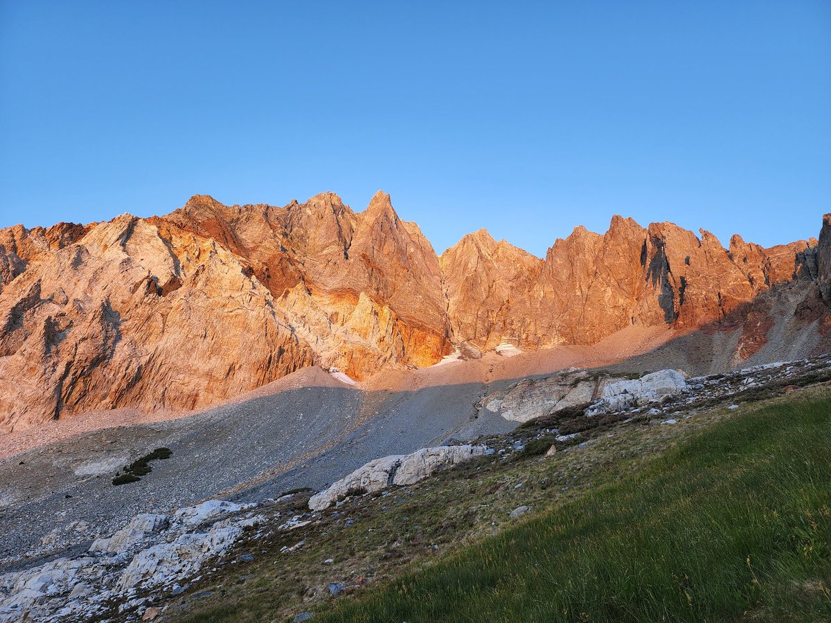 griz1's tweet photo. Day 2 of climb starts w morning #alpenglow, as we head up rock glacier to few remaining snowfields on #SplitMt. #CA14ers #splitmountain @mackpurp @paul_krogstad #KGiza @Inyo_NF @FriendsofInyo @SierraClubCA @americanalpine @climbing @drverley @sheridch90 #climatechange #noglaciers https://t.co/kTemMRKyxv