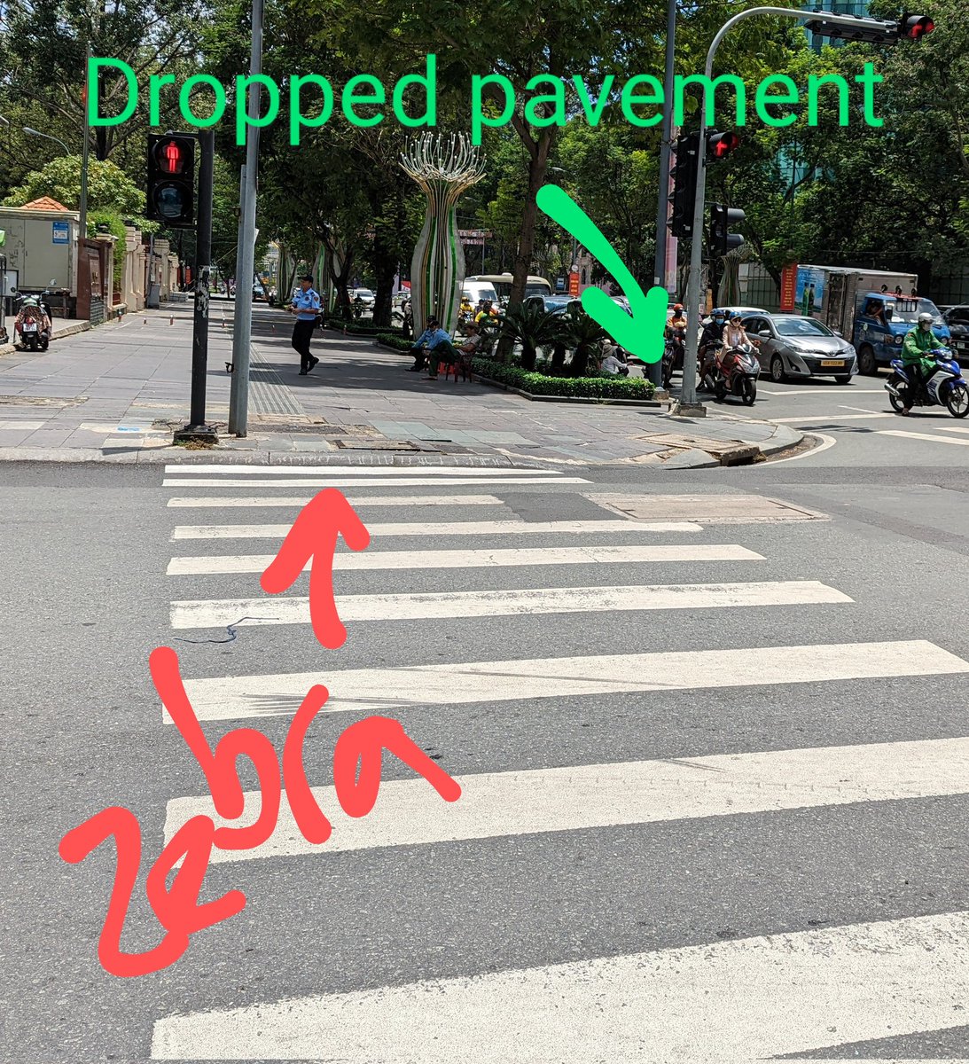 Saigon_Redux's tweet photo. Two more examples, both in the same area around Lê Duẩn.
#Vietnam
#Zebras
#BlindHelp https://t.co/618z2beKaK