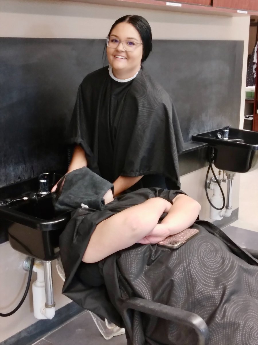 lamarcomcollege's tweet photo. Coupla fun first-day-of-classes pics from LCC's cosmo student salon. #LopesPride! βοΈπ https://t.co/QMXZAEZnC8